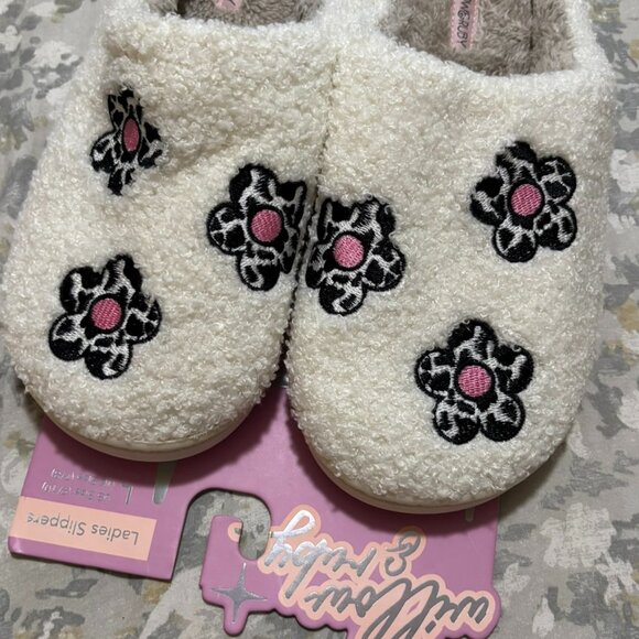 Willow & Ruby Cozy Cream Slippers with Embroidered Leopard Flowers Large 9 10 - Picture 2 of 5
